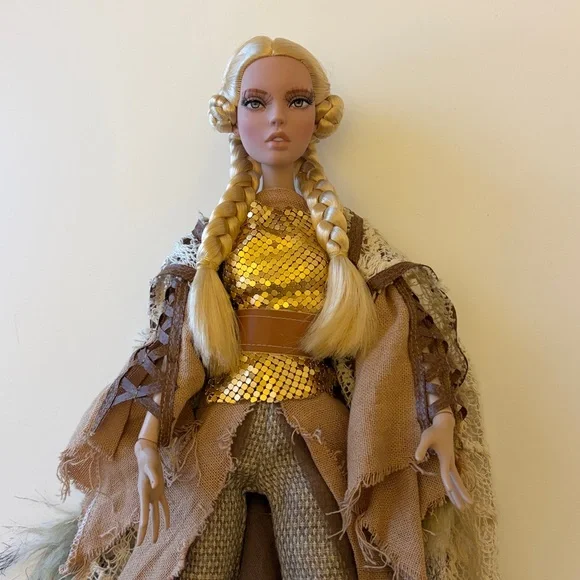Robert Tonner Doll - Deja Vu Warrior Woman - Picture 9 of 15